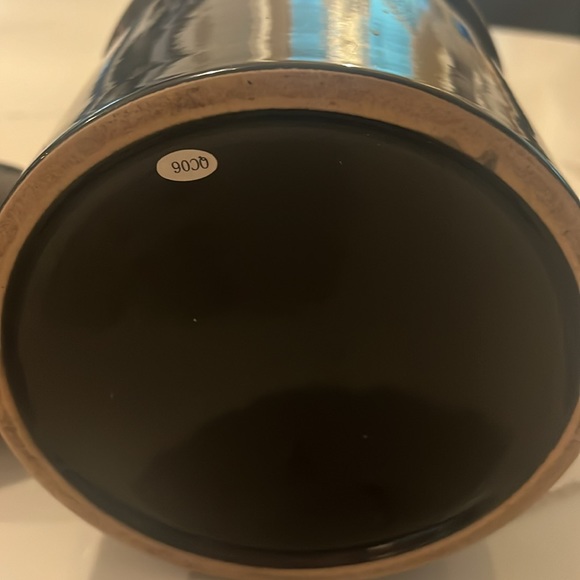 Ceramic Pet Treat canister with sealed lid with 🐾 and 🦴 design - Picture 4 of 7